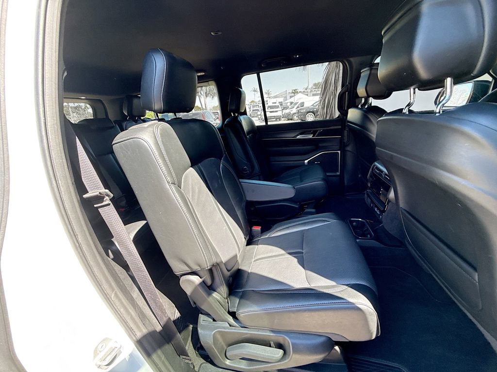 Used 2024 Jeep Wagoneer Series II AWD/4WD image 32