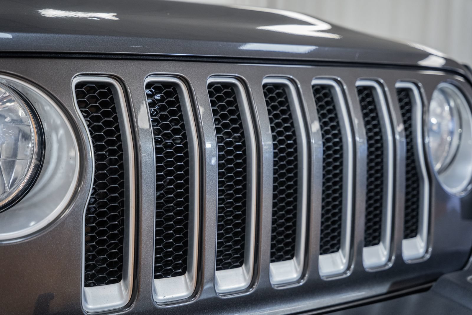 Used 2018 Jeep Wrangler Unlimited Sahara AWD/4WD image 11