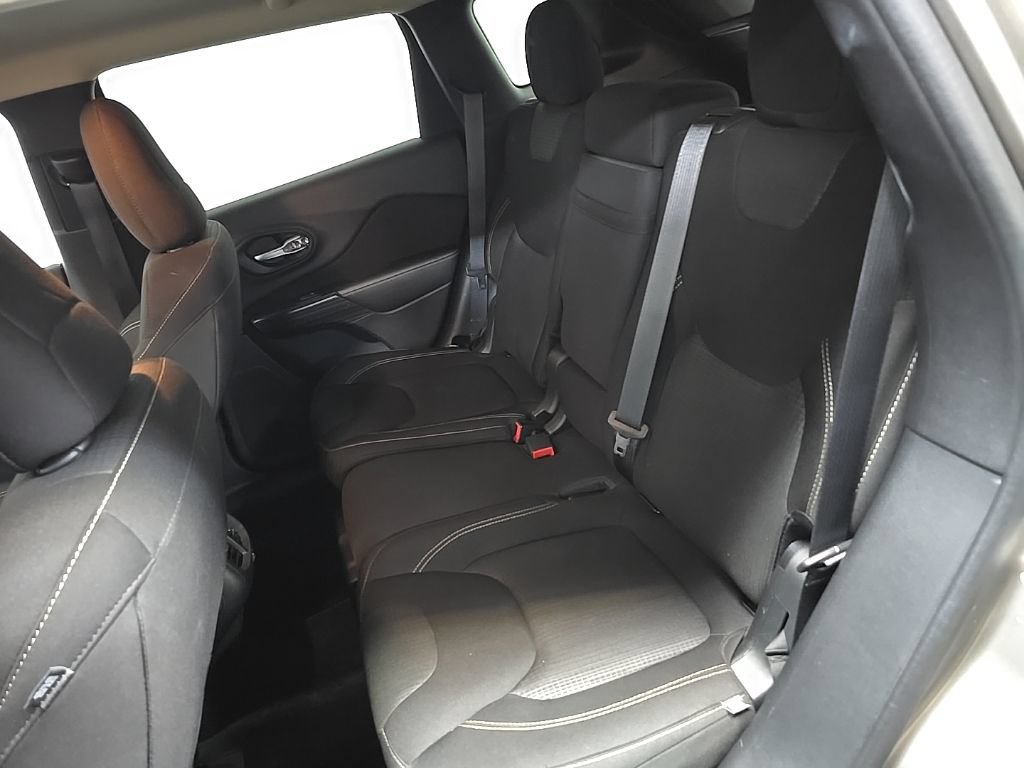 Used 2016 Jeep Cherokee Latitude w/ Cold Weather Group AWD/4WD image 31