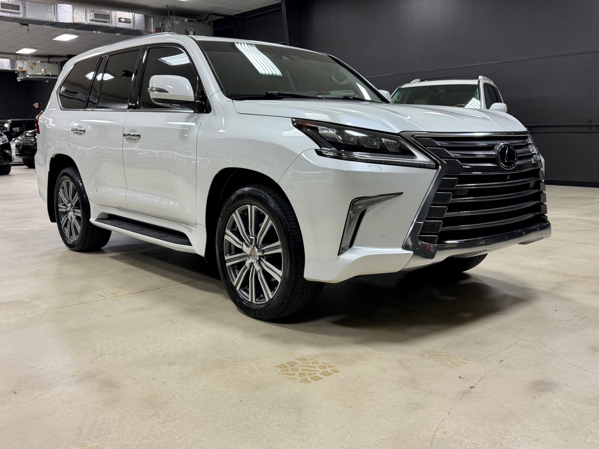 Used 2016 Lexus LX 570 4WD image 1