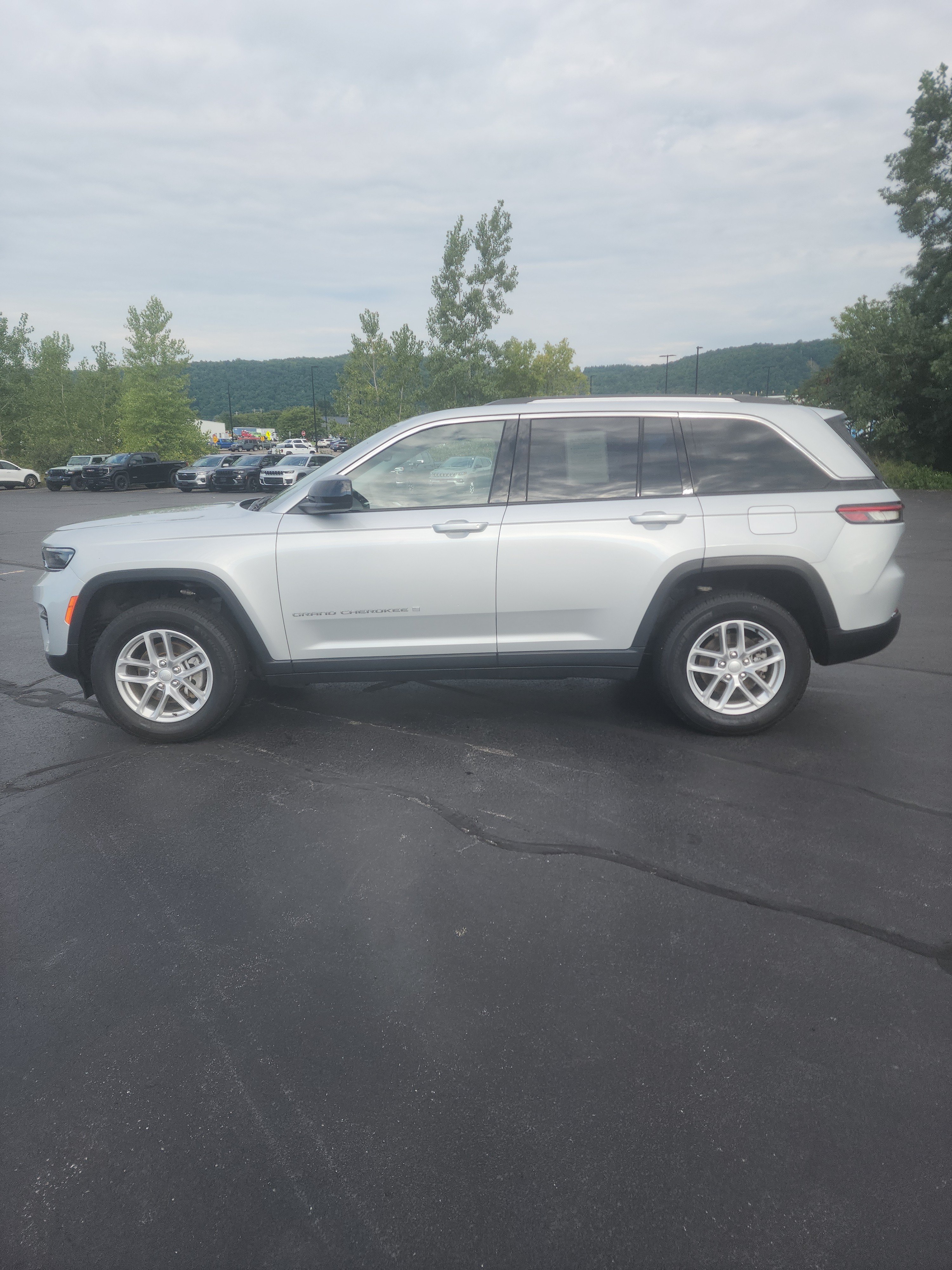 Used 2023 Jeep Grand Cherokee Laredo w/ Luxury Tech Group I AWD/4WD image 3