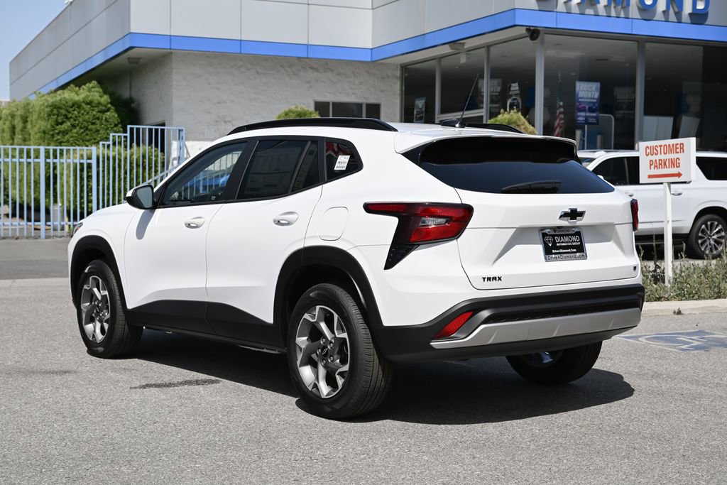 New 2026 Chevrolet Trax LT w/ LPO, Blackout Package FWD image 6