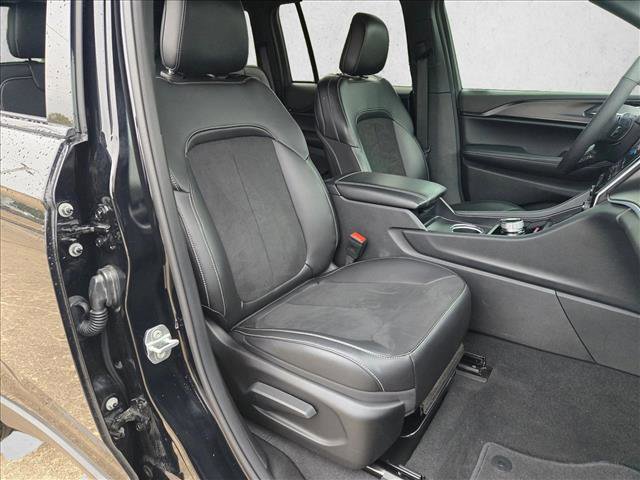 Used 2025 Jeep Grand Cherokee Altitude image 21