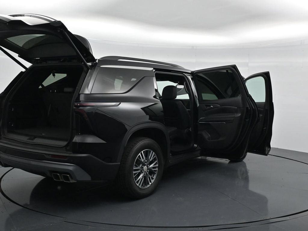 Used 2025 Chevrolet Traverse LT FWD image 38