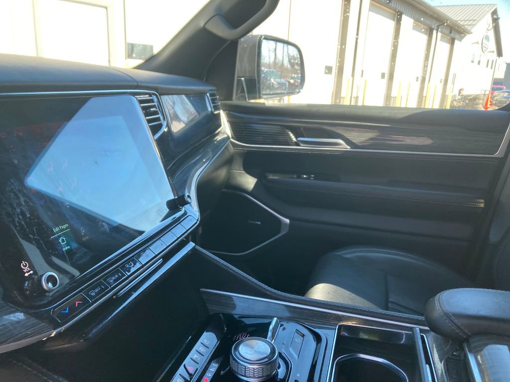 Used 2022 Jeep Wagoneer Series III AWD/4WD image 16