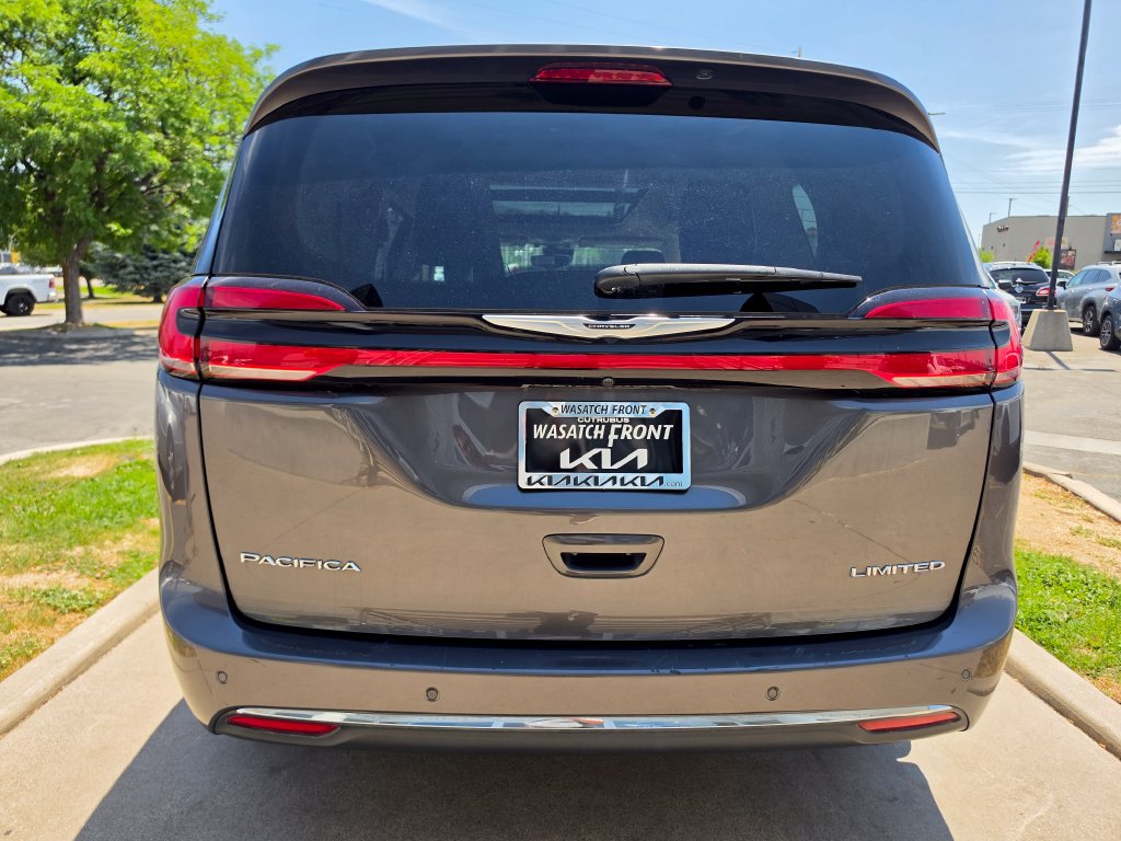 Used 2023 Chrysler Pacifica Limited FWD image 6