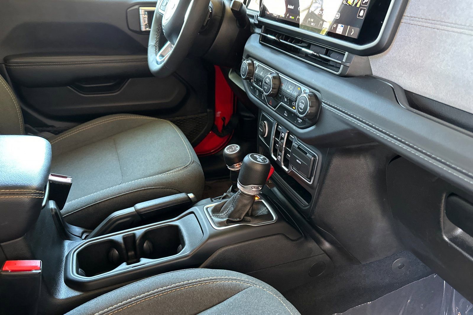 Used 2025 Jeep Wrangler Unlimited Sahara AWD/4WD image 16