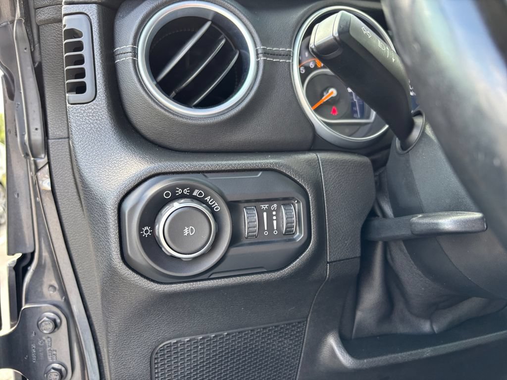 Used 2018 Jeep Wrangler Unlimited Sahara w/ Dual Top Group AWD/4WD image 28