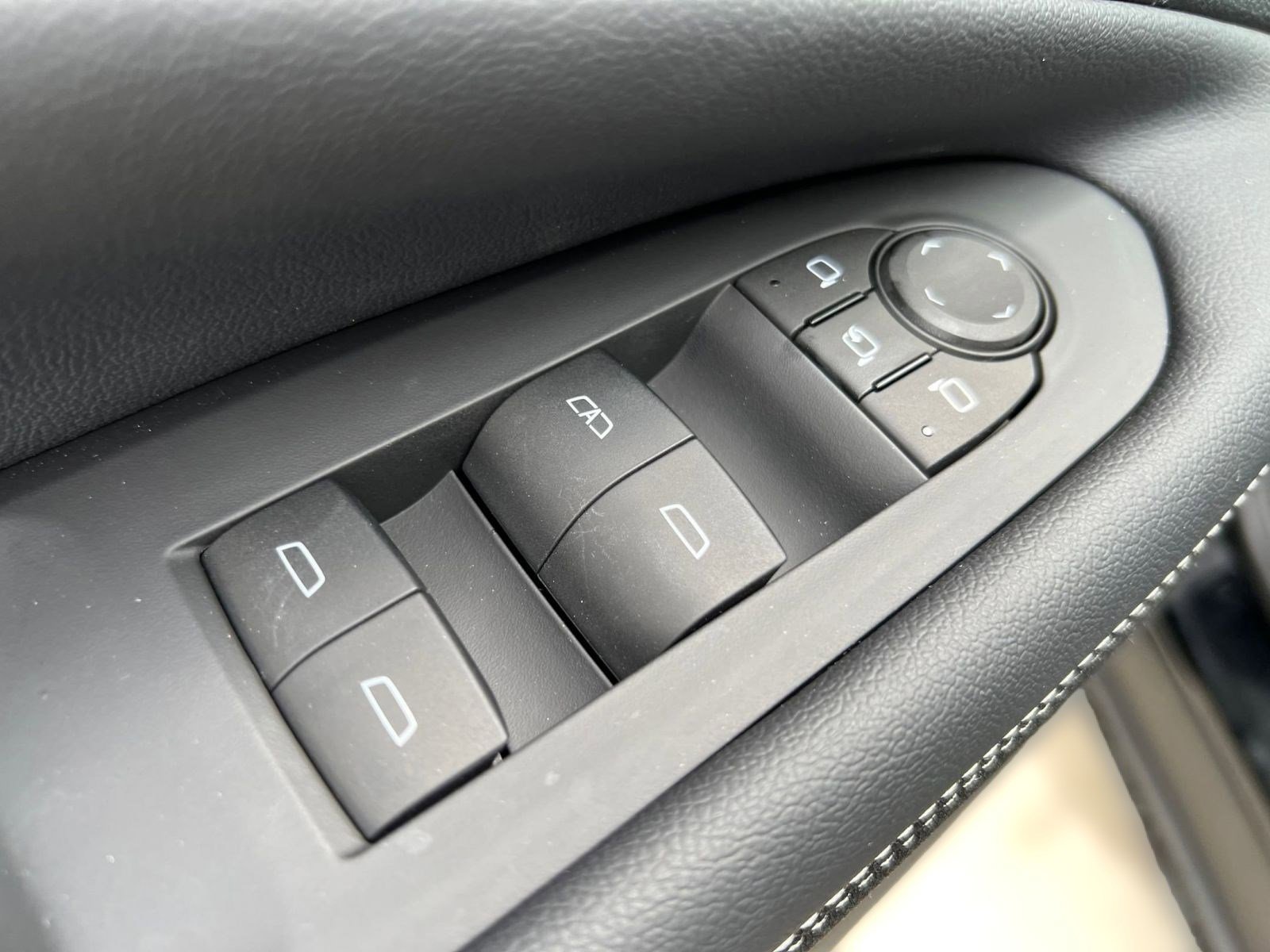 New 2025 Chevrolet Blazer EV LT image 23