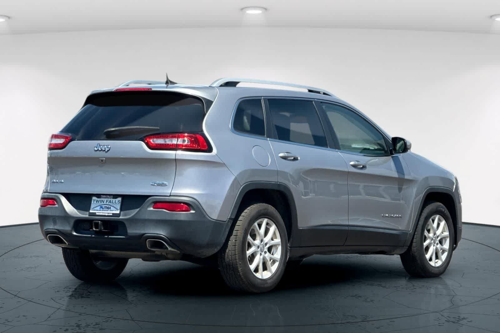 Used 2017 Jeep Cherokee Latitude w/ True North Edition AWD/4WD image 2