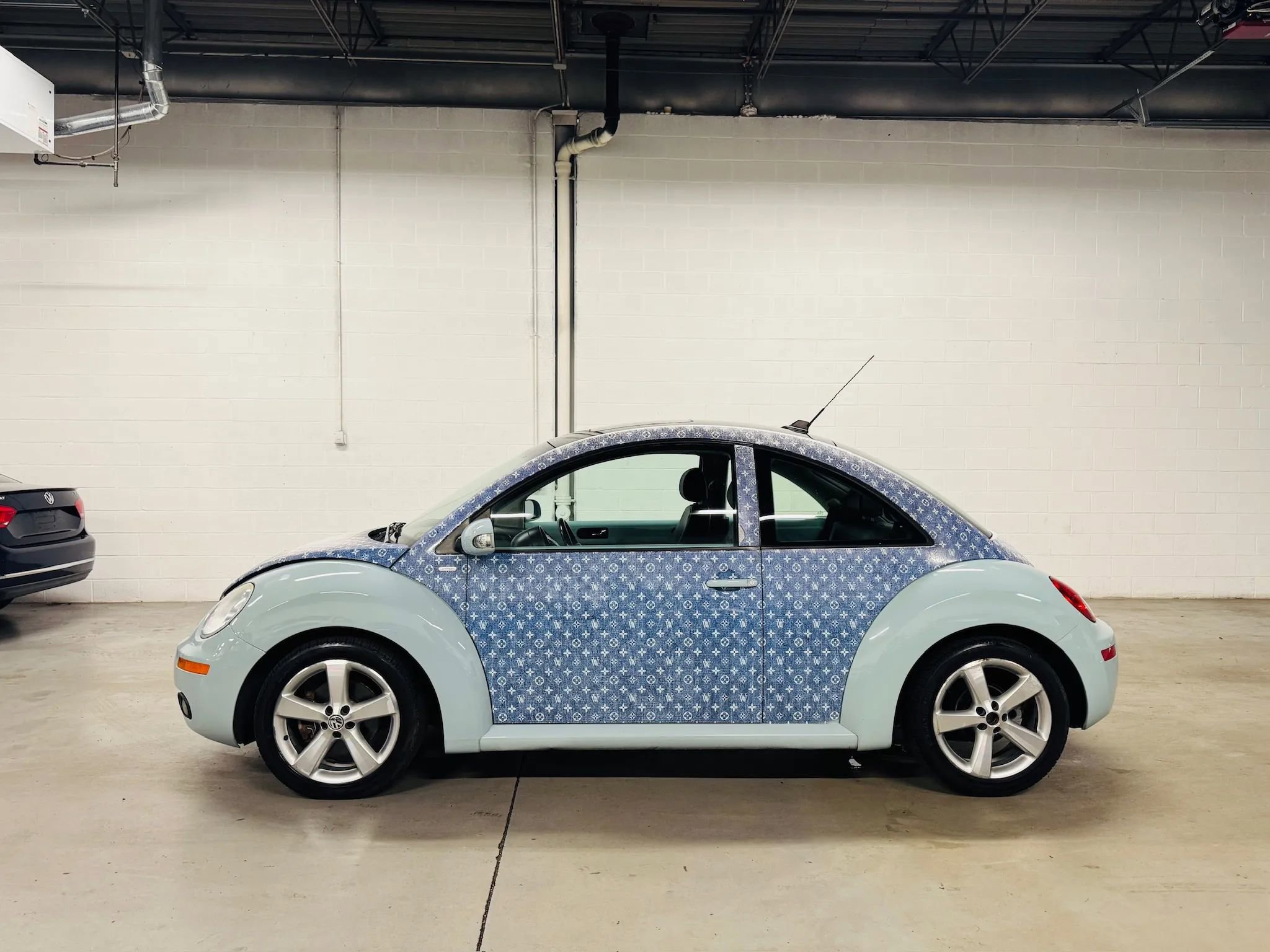 Used 2010 Volkswagen Beetle Final Edition FWD image 5