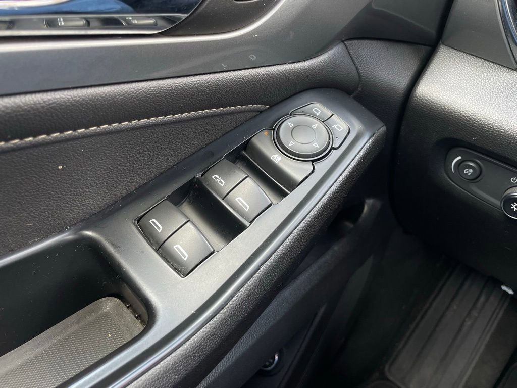 Used 2023 Chevrolet Traverse LT FWD image 12