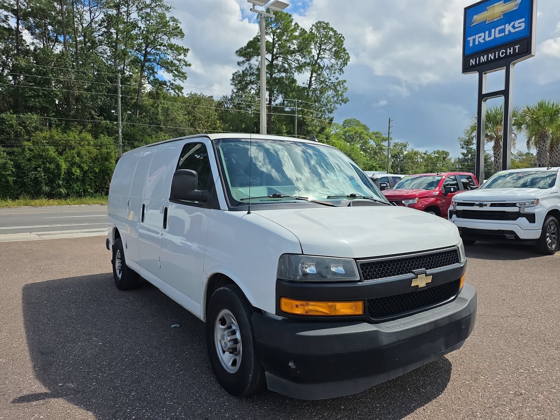 Used 2018 Chevrolet Express 2500 w/ Driver Convenience Package RWD image 10
