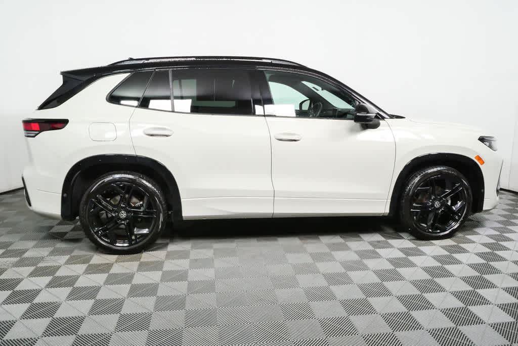 Certified 2025 Volkswagen Tiguan SE R-Line FWD image 25