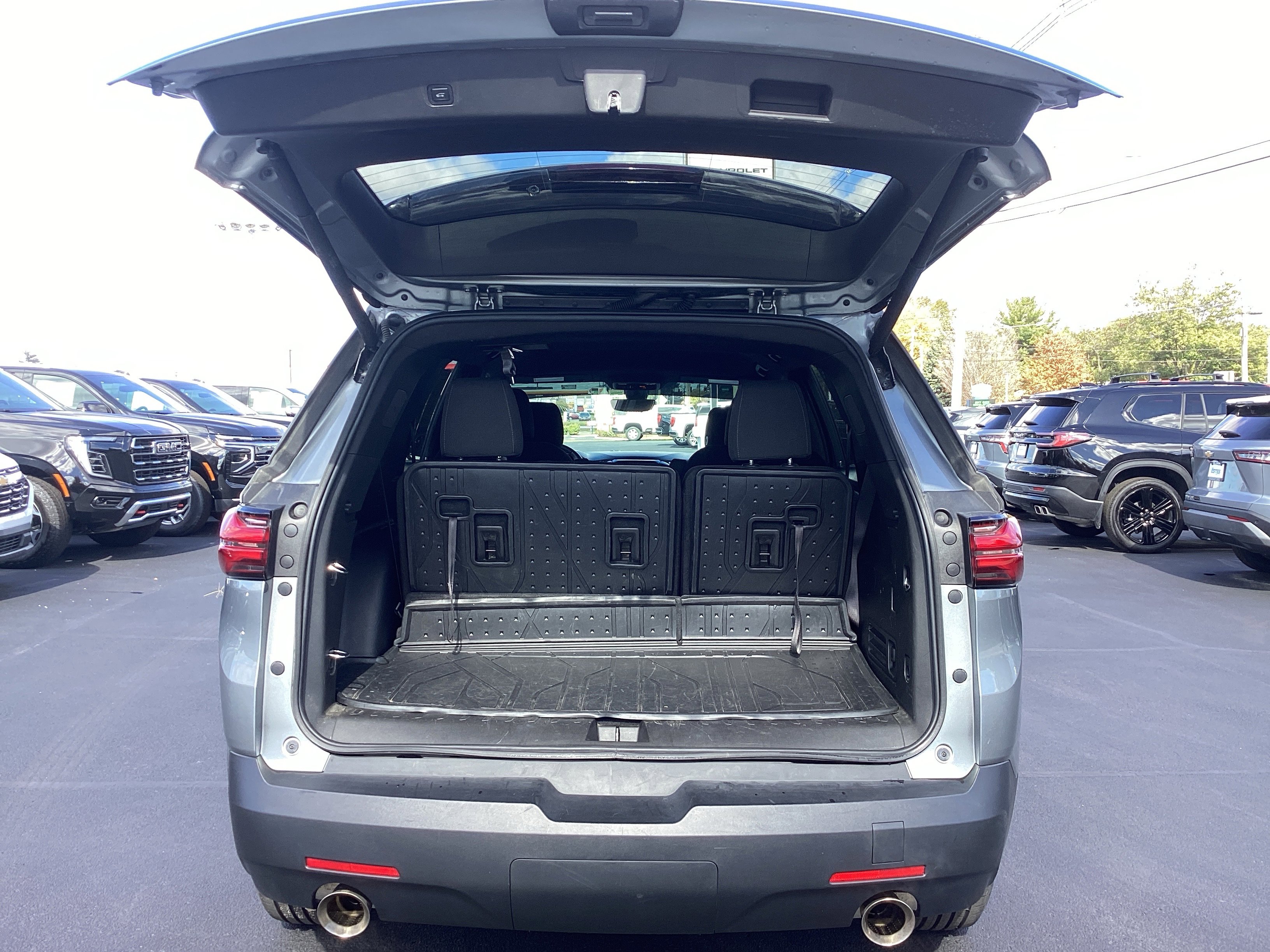 Used 2023 Chevrolet Traverse LT image 36