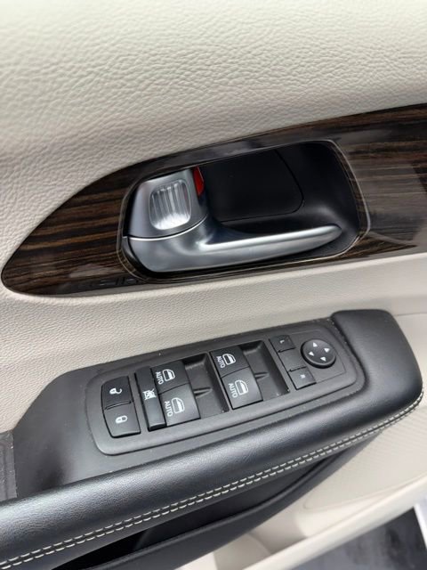 Used 2022 Chrysler Pacifica Limited FWD image 36