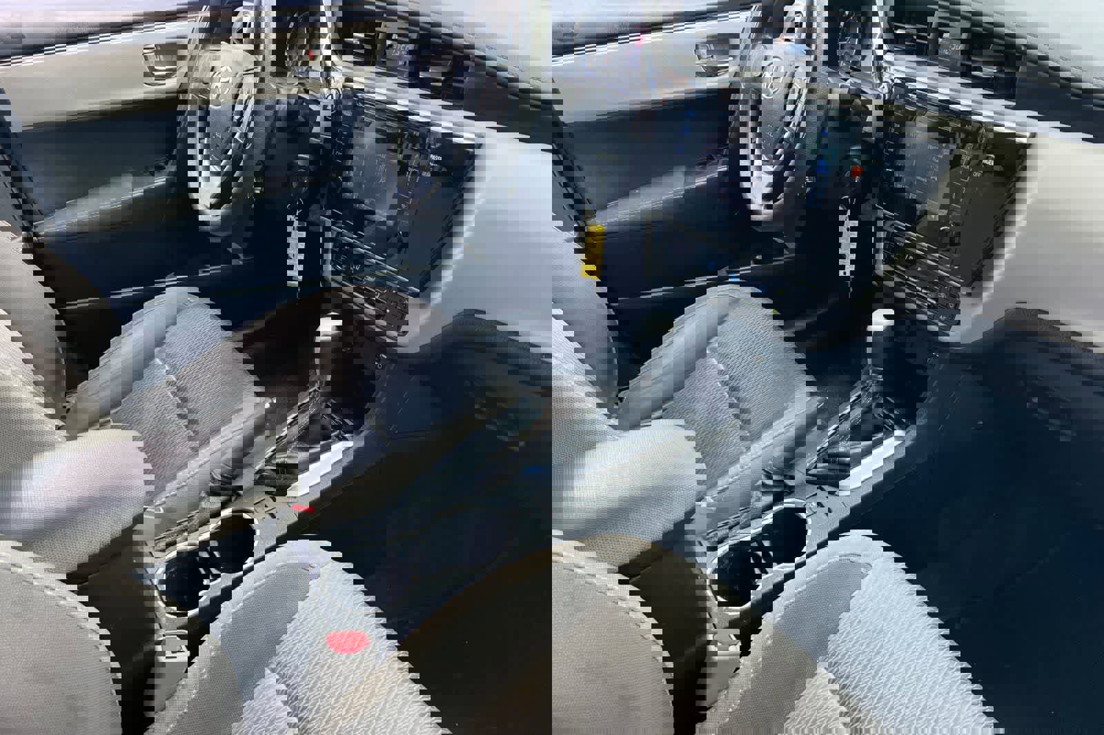 Used 2017 Toyota Corolla LE w/ Carpet Mat Package (TMS) FWD image 17