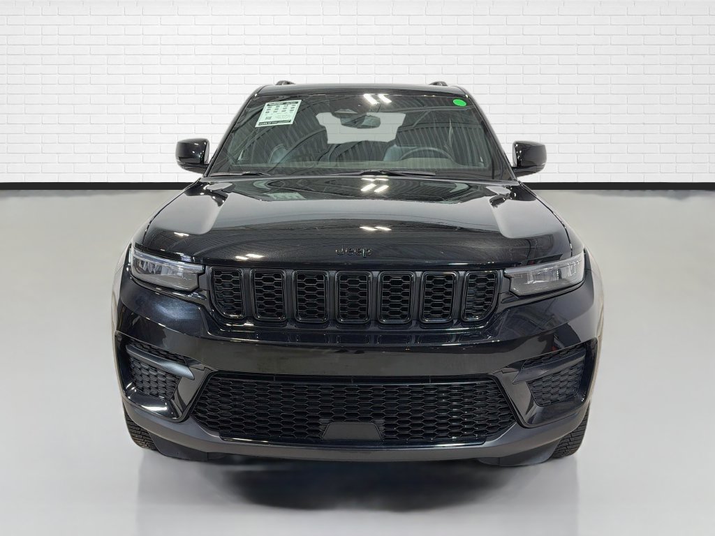Used 2023 Jeep Grand Cherokee Altitude AWD/4WD image 2