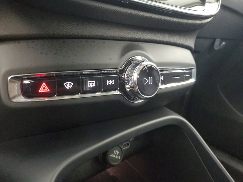 Certified 2025 Volvo XC40 B5 Core image 31