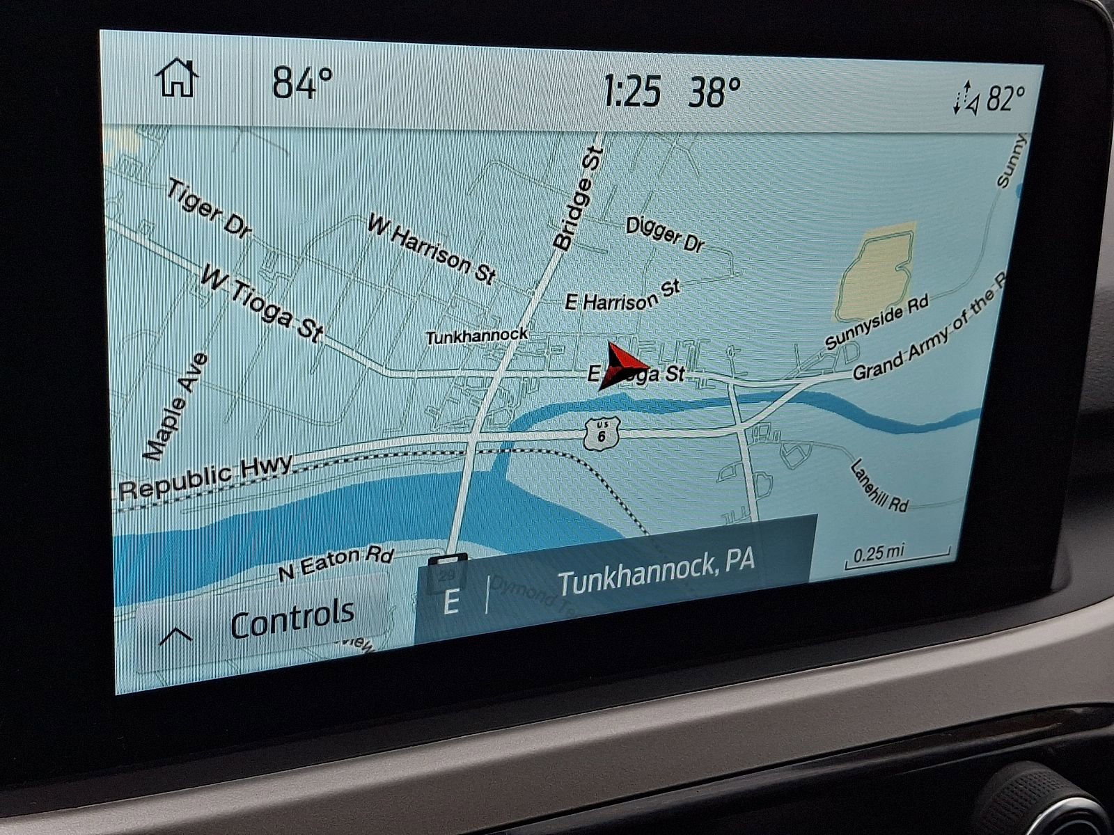 Used 2022 Ford Escape SE w/ SE Sport Appearance Package image 18