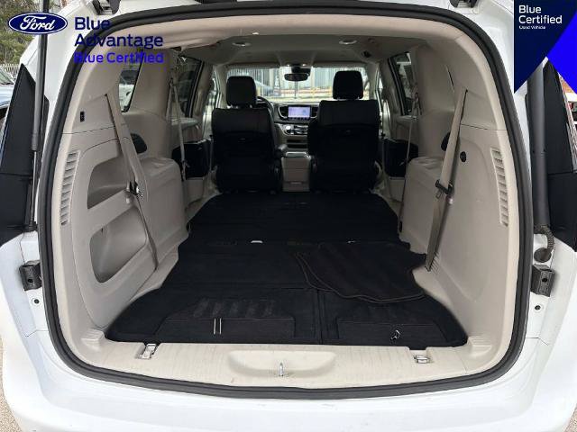 Used 2023 Chrysler Pacifica Touring-L FWD image 7