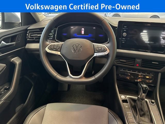 Certified 2025 Volkswagen Jetta SE w/ Sunroof Package image 17