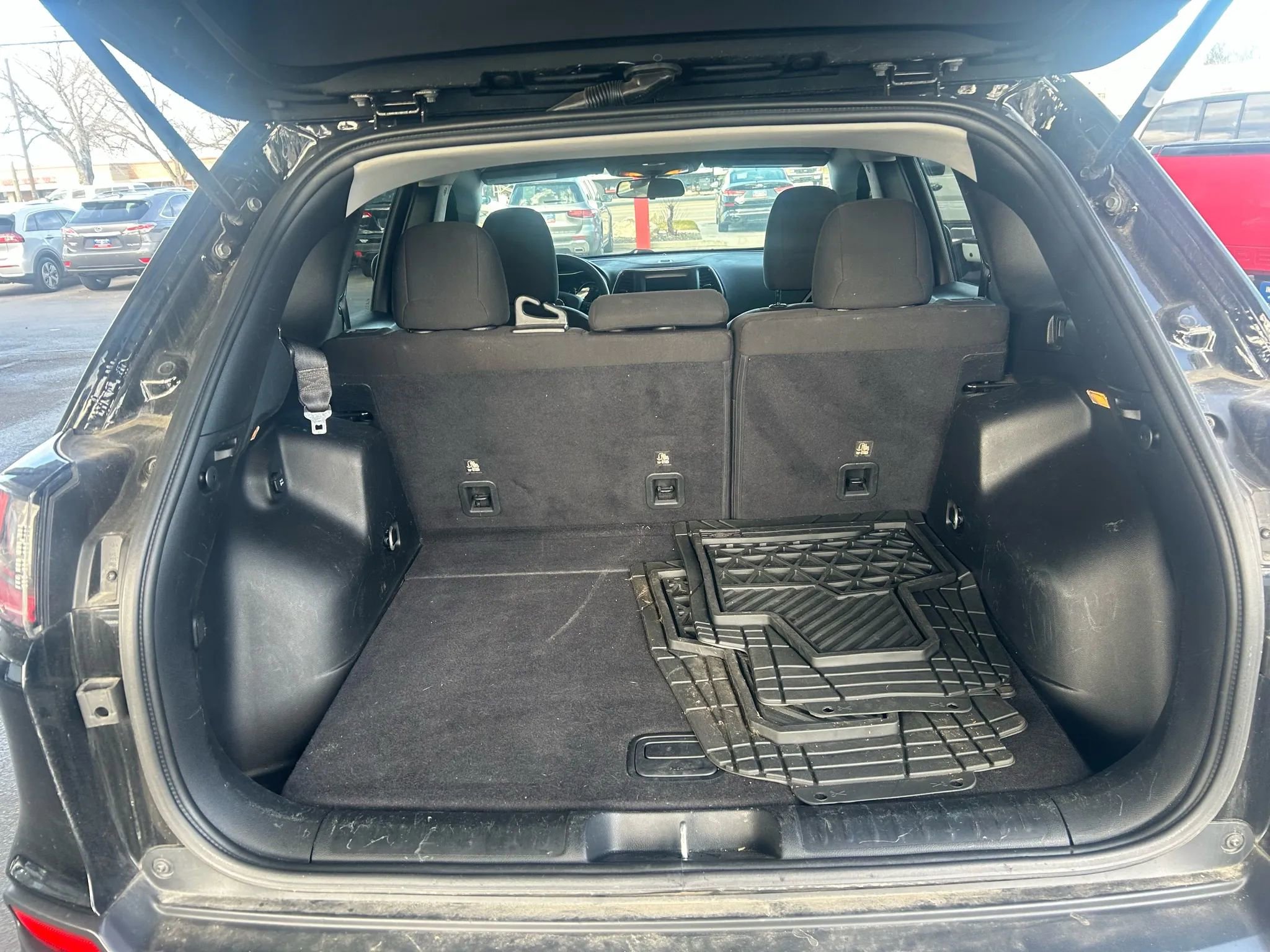 Used 2019 Jeep Cherokee Latitude w/ Popular Appearance Group image 9