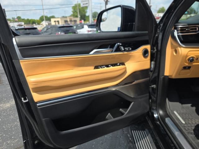 Used 2025 Jeep Grand Wagoneer Series III w/ Rear Seat Video Group 1 AWD/4WD image 9