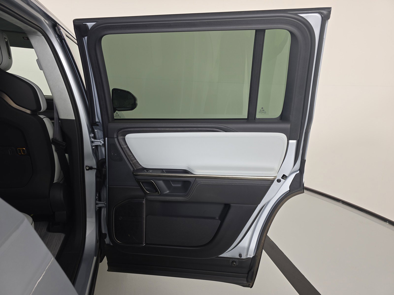 Used 2023 Rivian R1S Launch Edition image 19