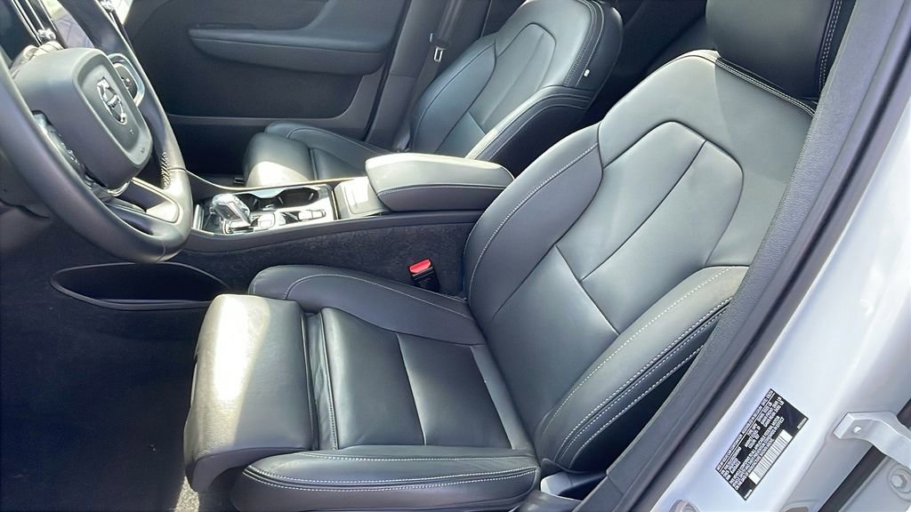 Used 2025 Volvo XC40 B5 Plus image 11