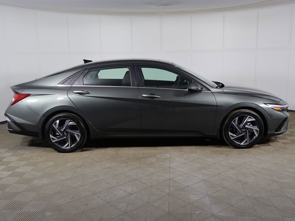 Used 2025 Hyundai Elantra Limited FWD image 30