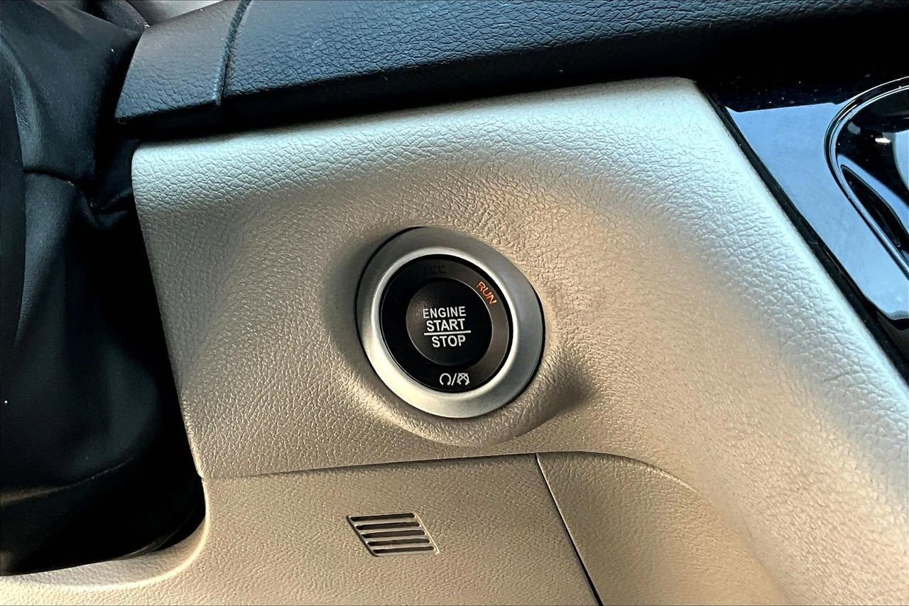 Certified 2024 Chrysler Pacifica Touring-L FWD image 27