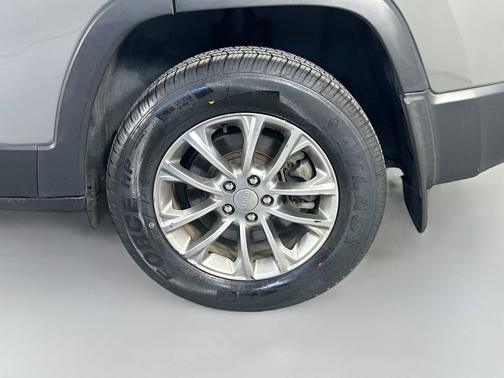 Used 2021 Jeep Cherokee Latitude Plus AWD/4WD image 32