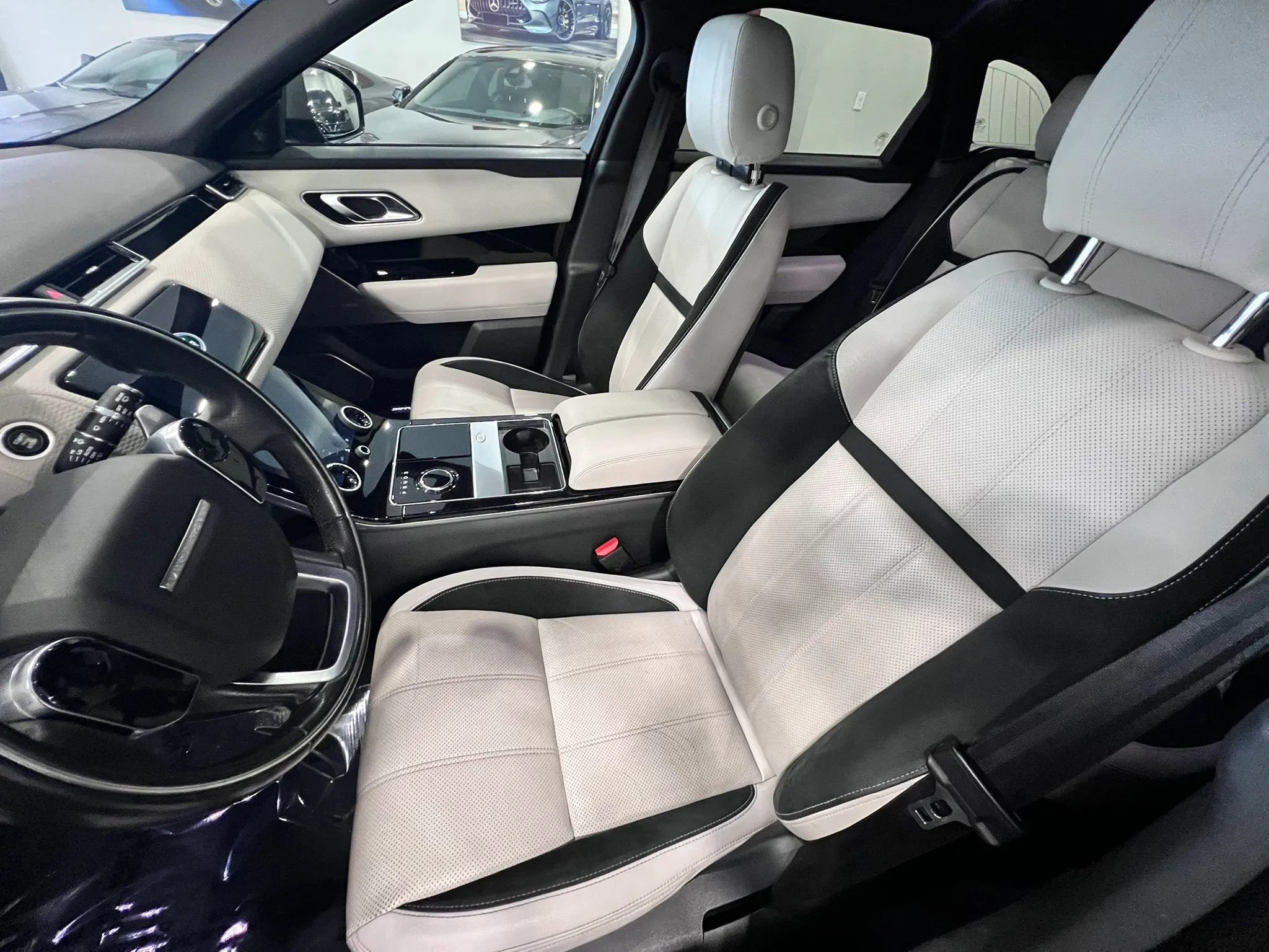 Used 2019 Land Rover Range Rover Velar R-Dynamic SE AWD/4WD image 7