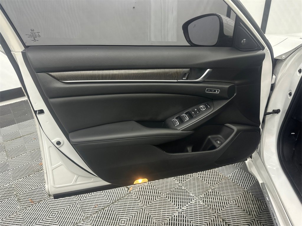 Used 2019 Honda Accord Touring image 11