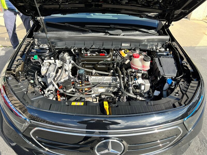 Used 2023 Mercedes-Benz EQB 300 4MATIC image 41