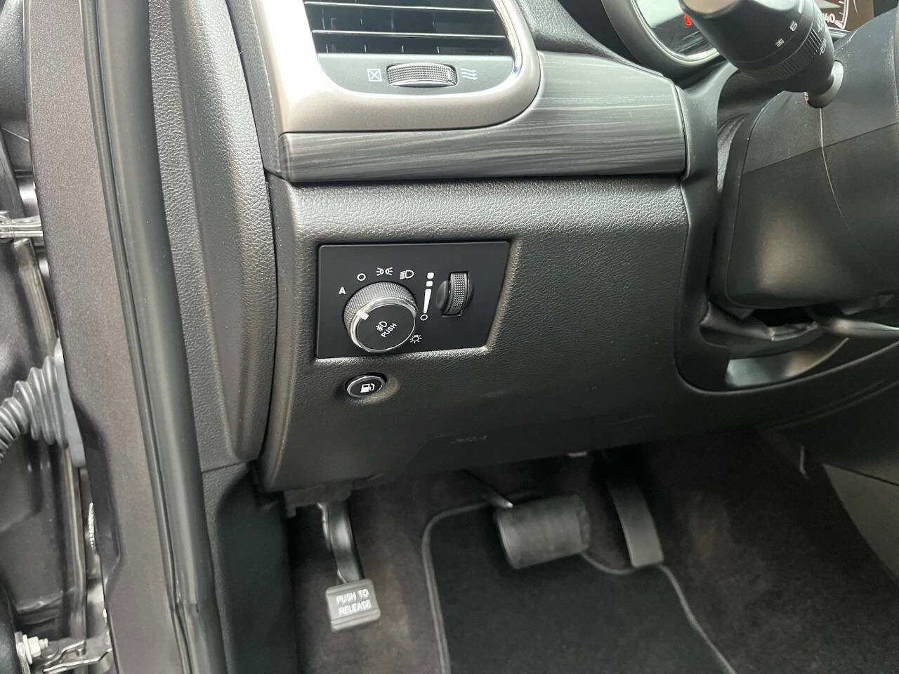 Used 2019 Jeep Grand Cherokee Laredo image 28