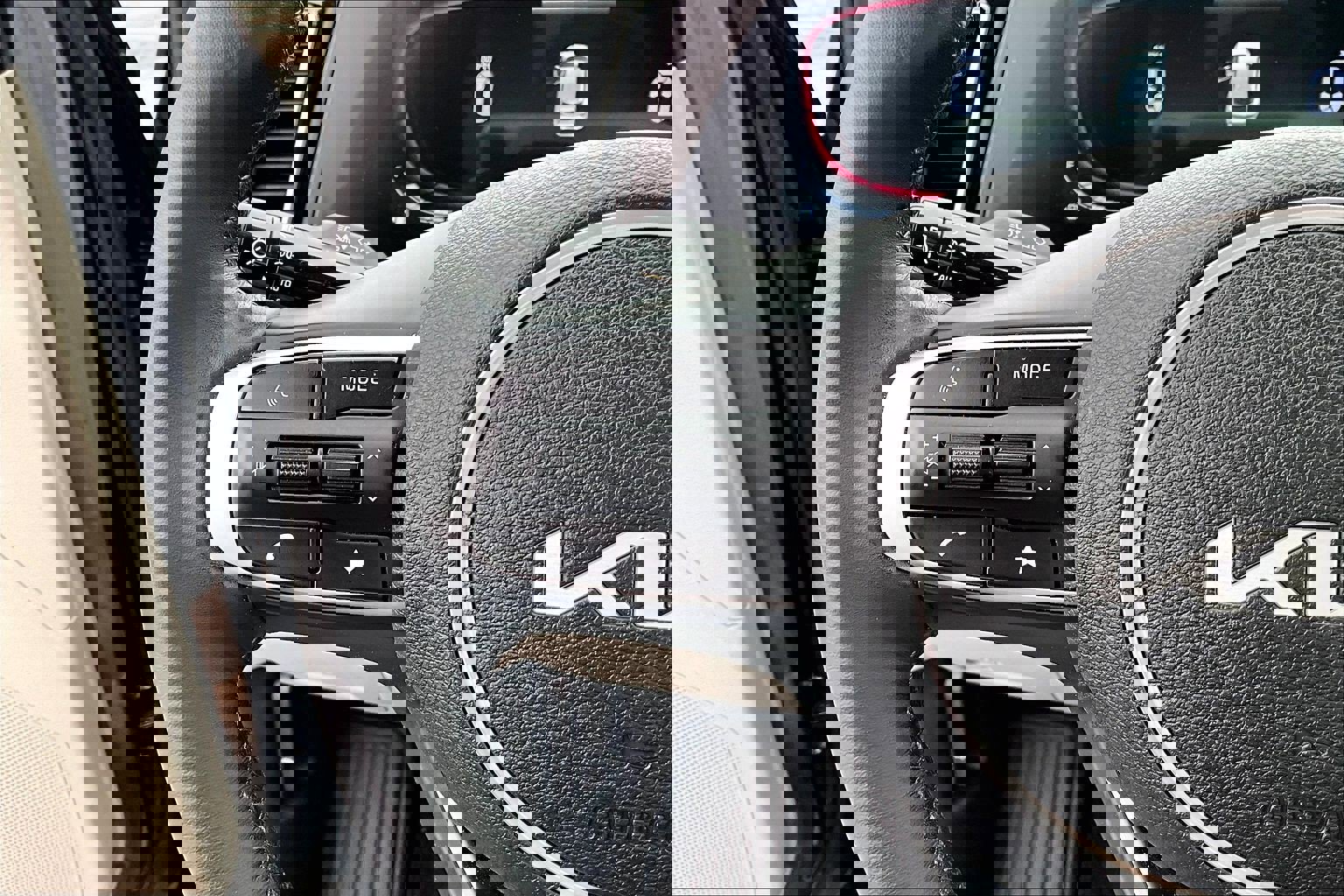 Used 2025 Kia Sportage EX image 18