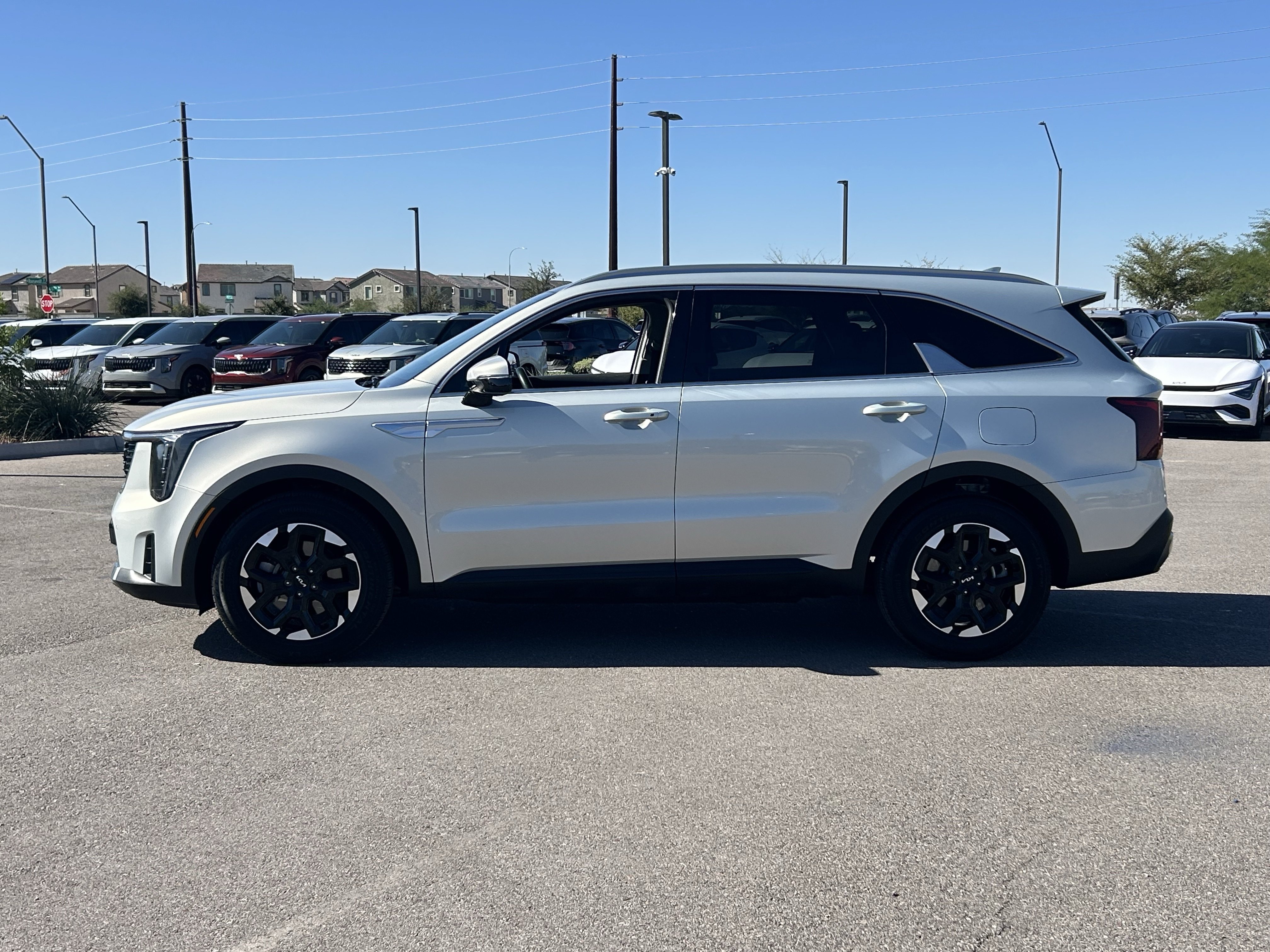 Certified 2026 Kia Sorento S w/ S Panoramic Sunroof Package FWD image 2