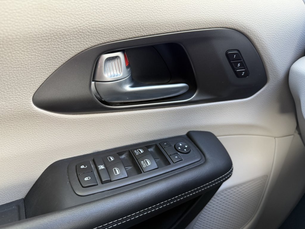 Used 2024 Chrysler Pacifica Touring-L FWD image 20