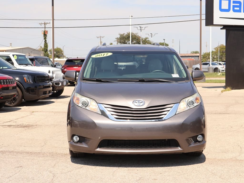 Used 2017 Toyota Sienna XLE FWD image 2