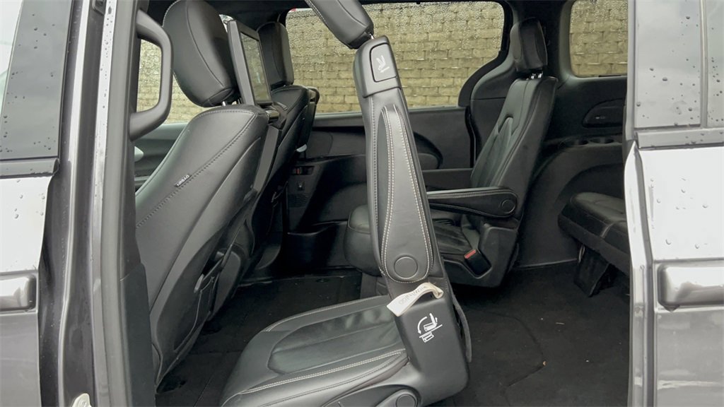 Used 2020 Chrysler Pacifica Touring-L Plus image 6