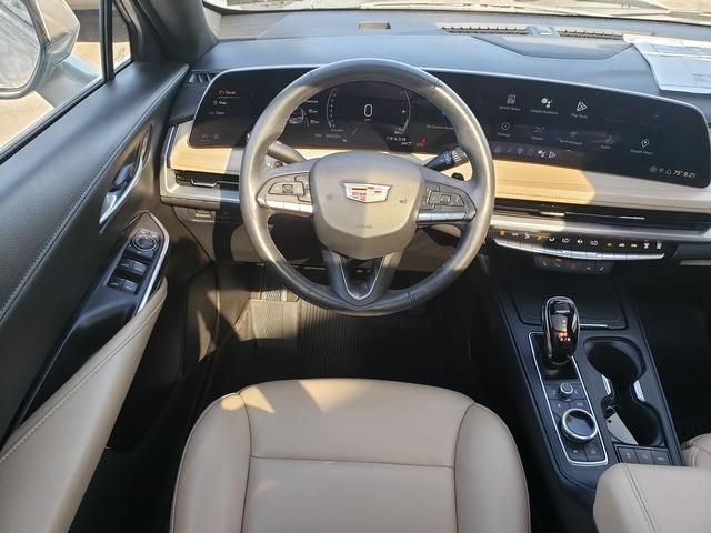 Used 2024 Cadillac XT4 Luxury w/ Cold Weather Package AWD/4WD image 16