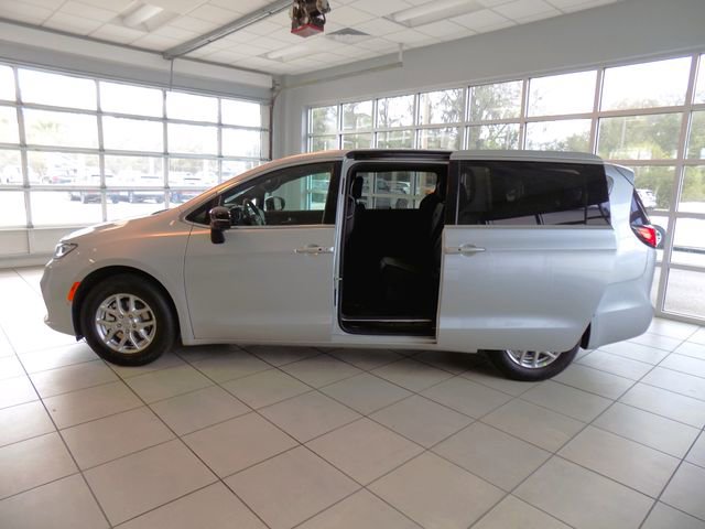 New 2026 Chrysler Pacifica Select image 9