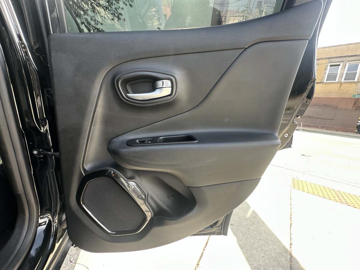 Used 2019 Jeep Renegade Altitude w/ Quick Order Package 2XM AWD/4WD image 33