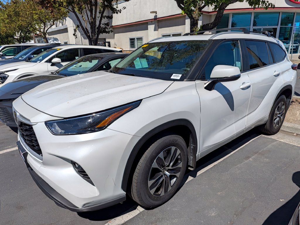 Used 2023 Toyota Highlander XLE AWD/4WD image 5