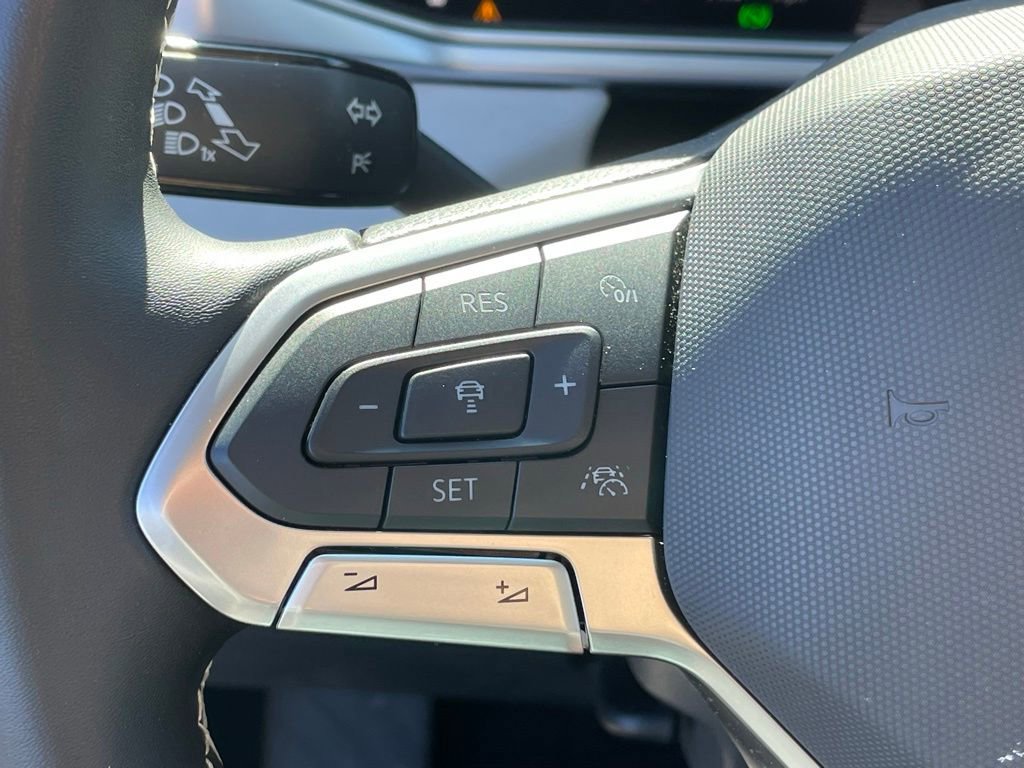 Certified 2025 Volkswagen Taos SE image 14