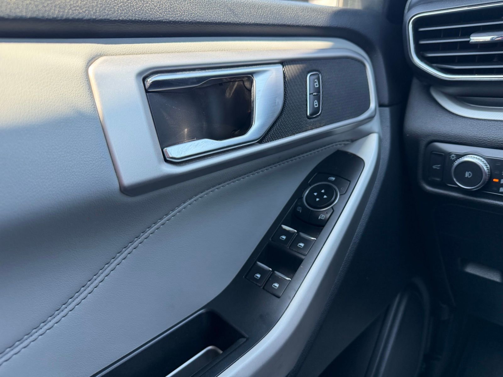 Used 2022 Ford Explorer XLT w/ Equipment Group 202A image 27