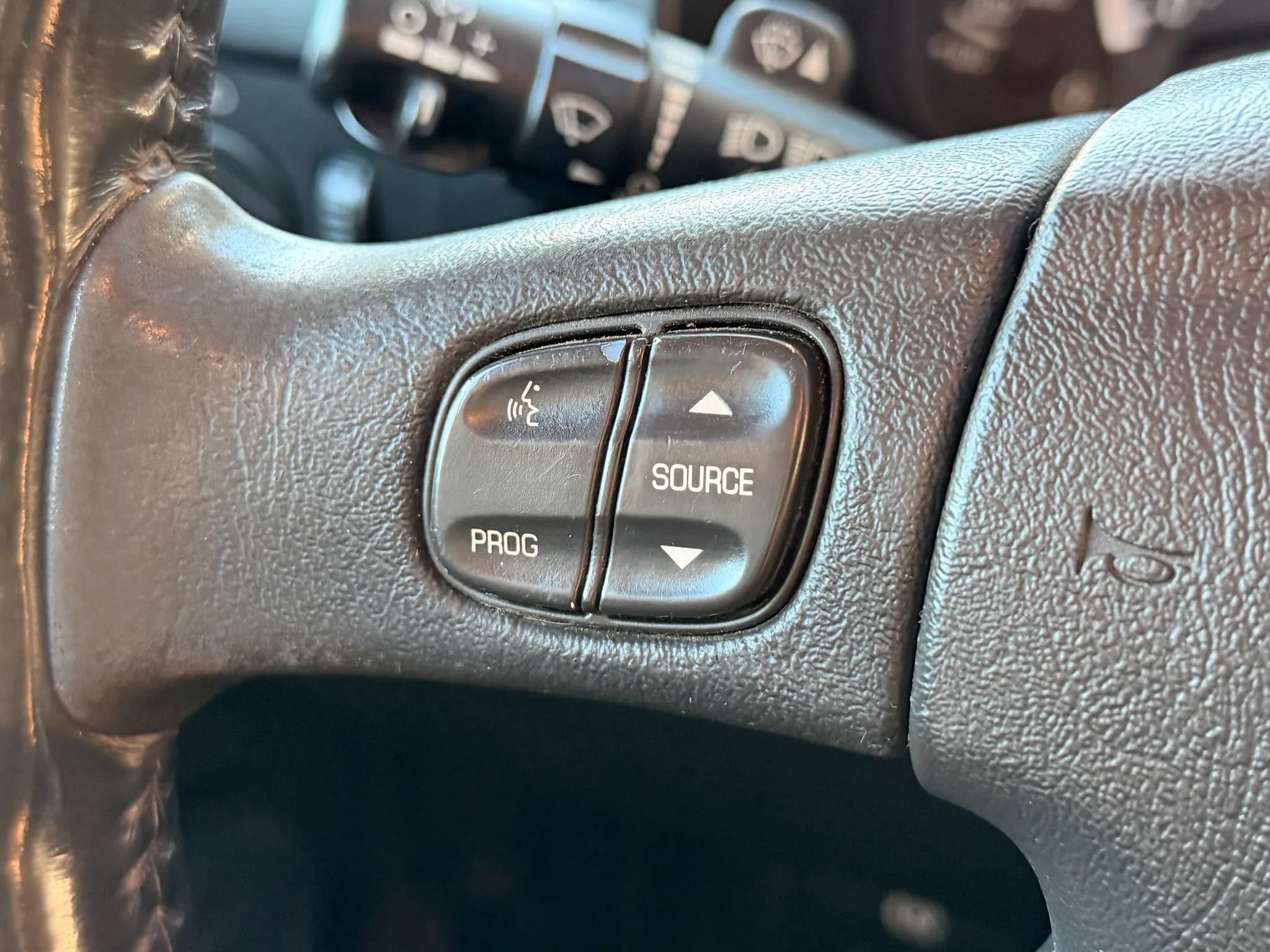 Used 2005 HUMMER H2 SUT w/ Preferred Equipment Group AWD/4WD image 37