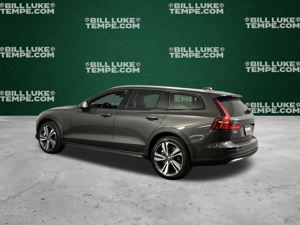 Used 2025 Volvo V60 B5 Cross Country Plus image 9